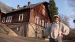 Aleš Vostřez před Perníkovou chaloupkou